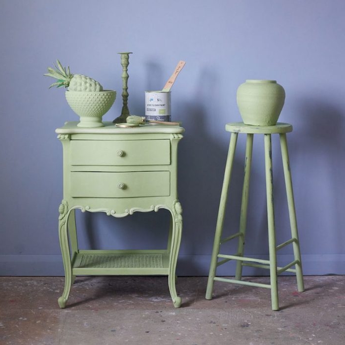 comment customiser un meuble ancien, un meuble repeint en vert avec des accessoires decoratifs verts sur un mur de fond violet