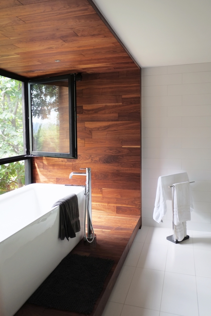 parquet flottant salle de bain, déco pièce aux murs blancs avec revêtement en bois foncé et fenêtre noire