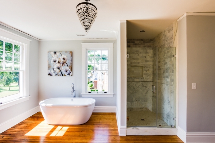 parquet stratifié salle de bain, cabine de douche au carrelage gris et marron avec paroi en verre et plafond beige