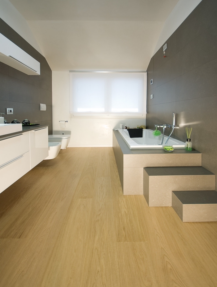 meuble vasque salle de bain, plafond blanc et carrelage mural en gris anthracite avec plancher en bois clair