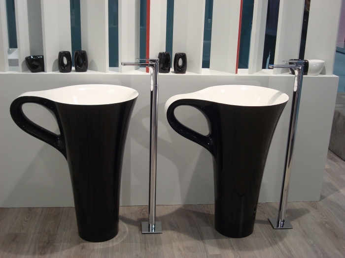 meuble salle de bain double vasque, déco pièce blanc et noir avec meubles noirs et plancher en bois clair