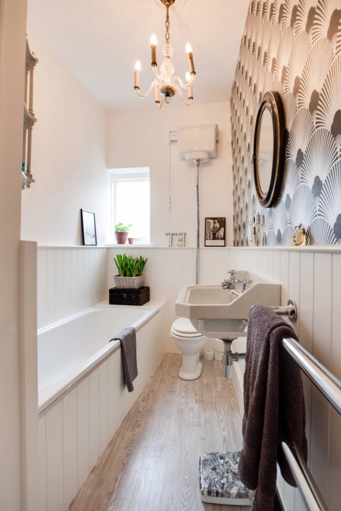 salle de bain avec parquet, aménagement pièce en longueur avec plafond blanc et plancher en bois clair