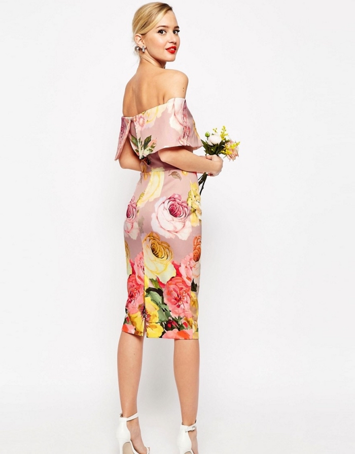 robe habillée pour mariage, paire de chaussures blanches à talons hauts, maquillage avec eye liner noir et rouge à lèvres rouge