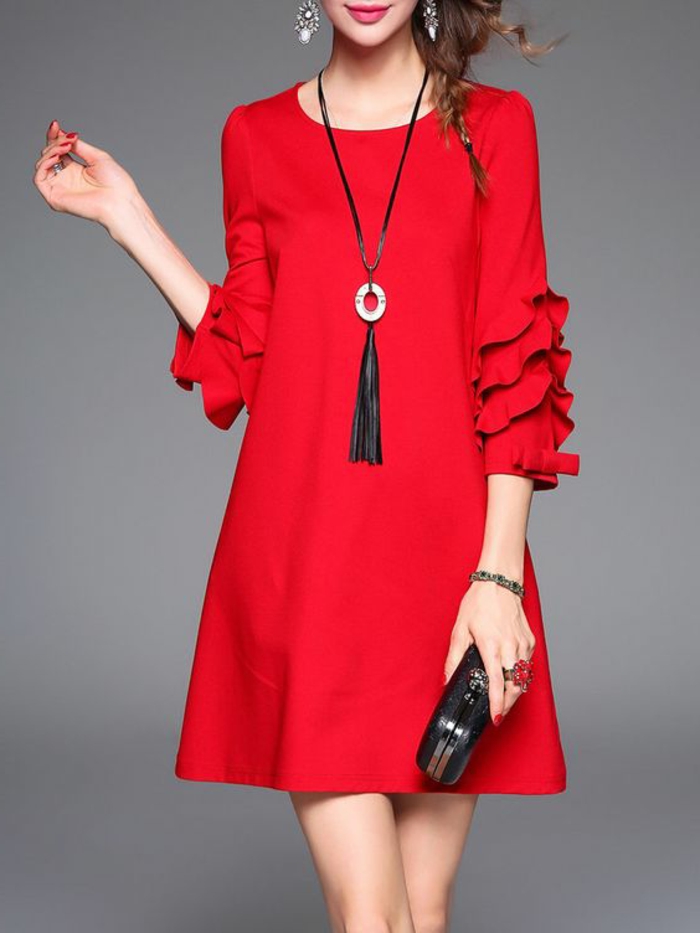 robe pour mariage, longueur mini, manches avec des volants, col rond, jupe évasée, collier fantaisie avec pompon long en noir, pochette métallique en noir 