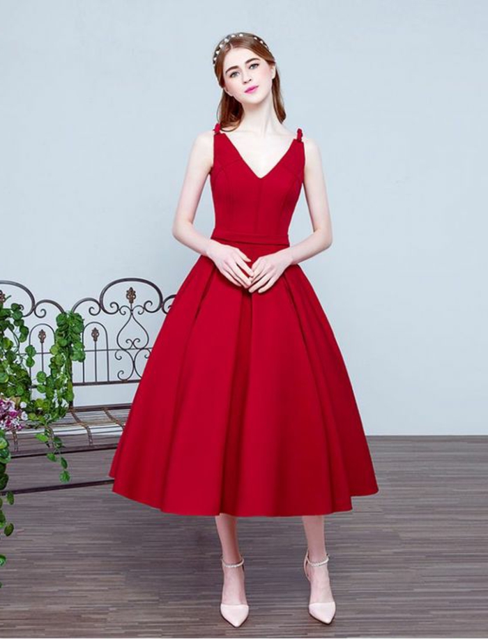 robe pour mariage évasée, en rouge, avec décolleté en V, sans manches, longueur aux chevilles, escarpins talons aiguilles en blanc, tenue sans accessoires 