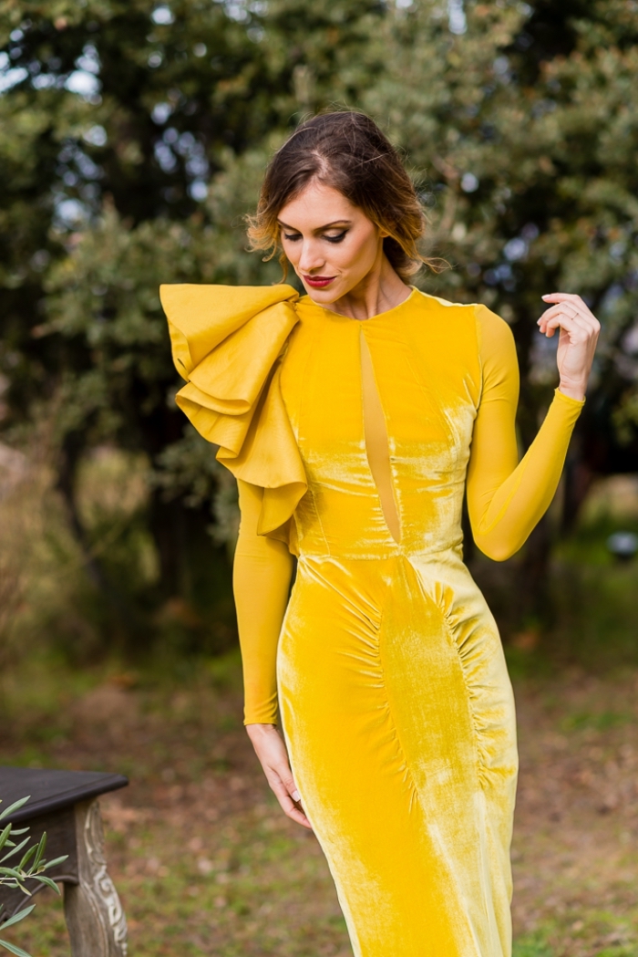 robe habillée pour mariage, modèle de robe longue à décolleté transparente et épaule asymétrique en jaune moutarde