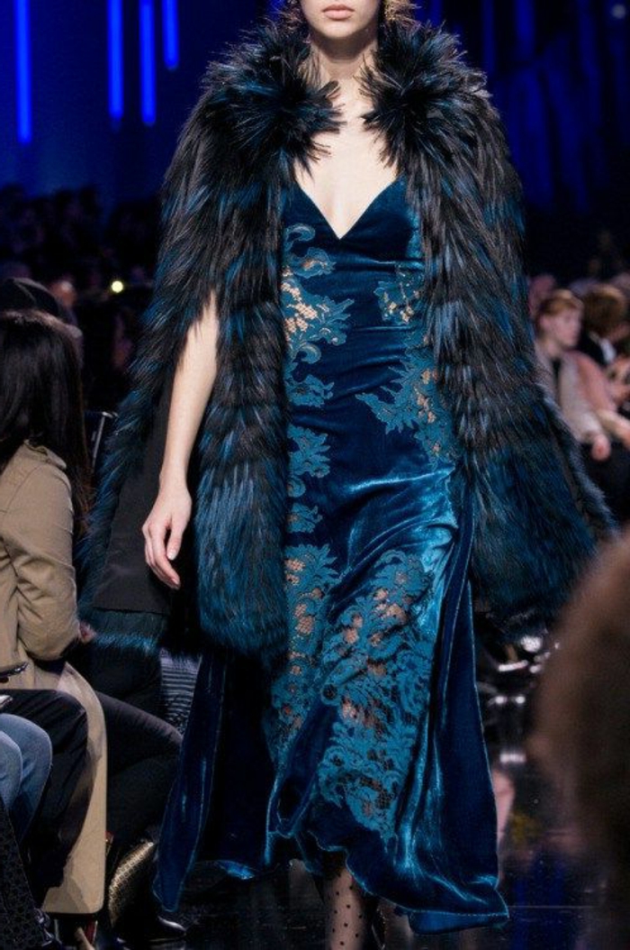 tenue de mariage femme en bleu azur aux motifs arabesques semi-transparentes, veste fausse fourrure en noir et bleu azur, avec des fentes profondes sur les bras, décolleté en V, bas noirs avec taffetas, longueur de la robe maxi 