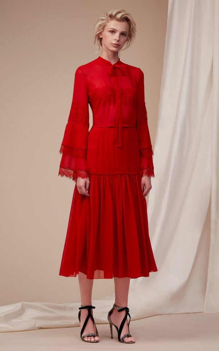 robe pour mariage en rouge, avec col Claudine, avec un nœud papillon long, manches longues évasées avec des volants, ornés de dentelle, sandales noires 