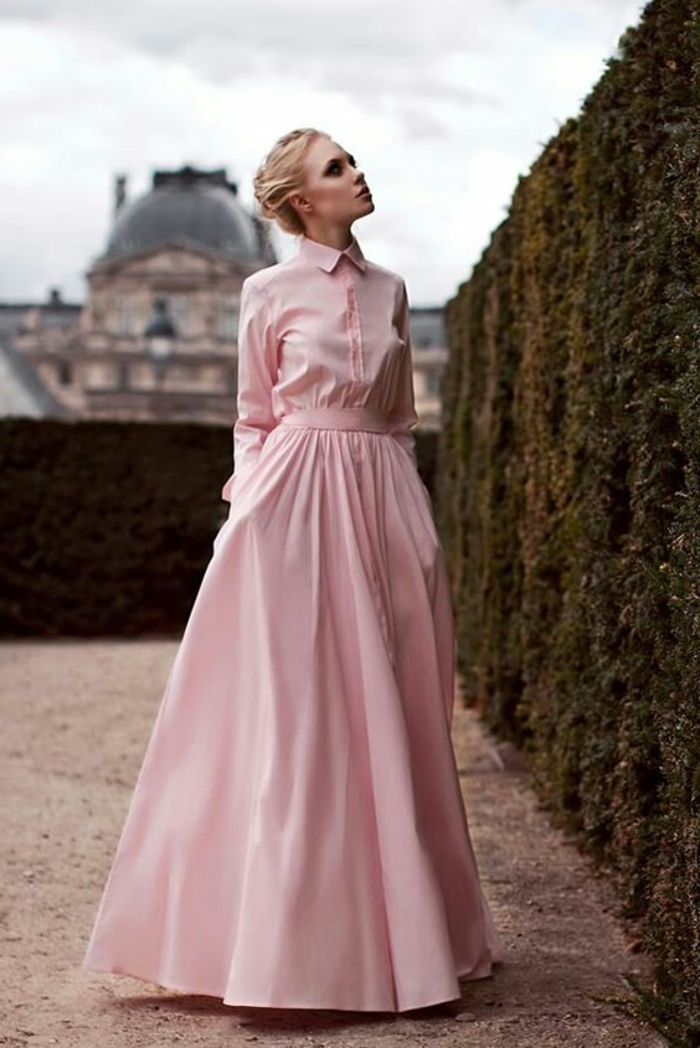 robe pour mariage en rose, longue et évasée, avec ceinture en tissu rose, col Claudine, manches longues, deux poches profondes
