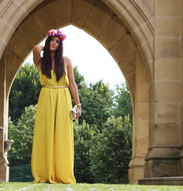 robe ceremonie mariage, coiffure cheveux longs et détachés, robe longue en jaune avec ceinture et montre en or