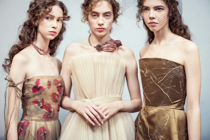 robe habillée pour mariage, 3 looks actuels, 3 robes avec des bustiers, matières satinées, nuances marron et bronze