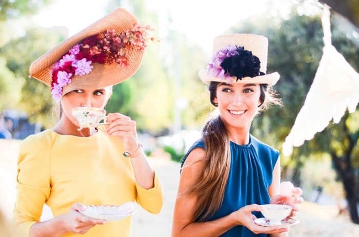 comment s habiller pour un mariage, robe jaune aux manches mi-longs combinée avec capeline beige