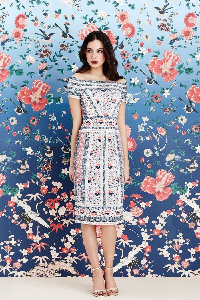 comment s habiller pour un mariage, cheveux longs et bouclés de couleur foncée, robe mi longue à design ethnique