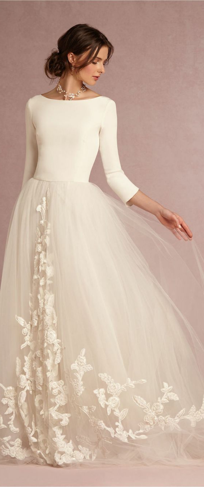 robe mariage civil en dentelle blanche, modèle avec longueur maximale, col bateau, manches 3/4, style ballerine, tulle blanc long