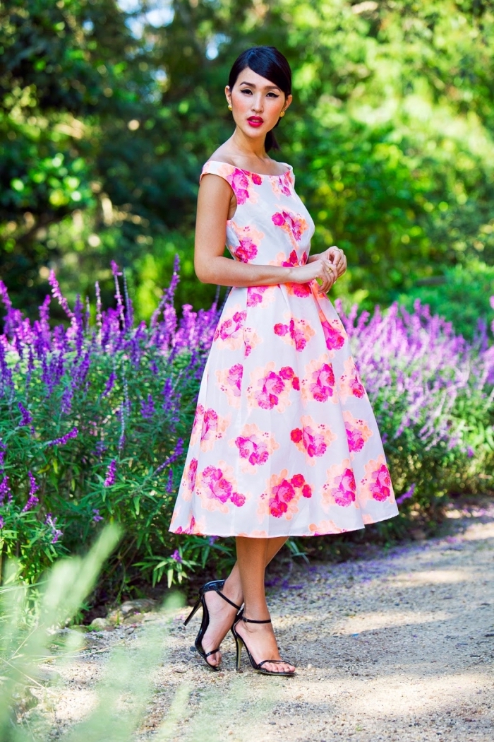 robe invitée mariage, coiffure cheveux courts et noirs, robe longue blanche aux fleurs rose et orange