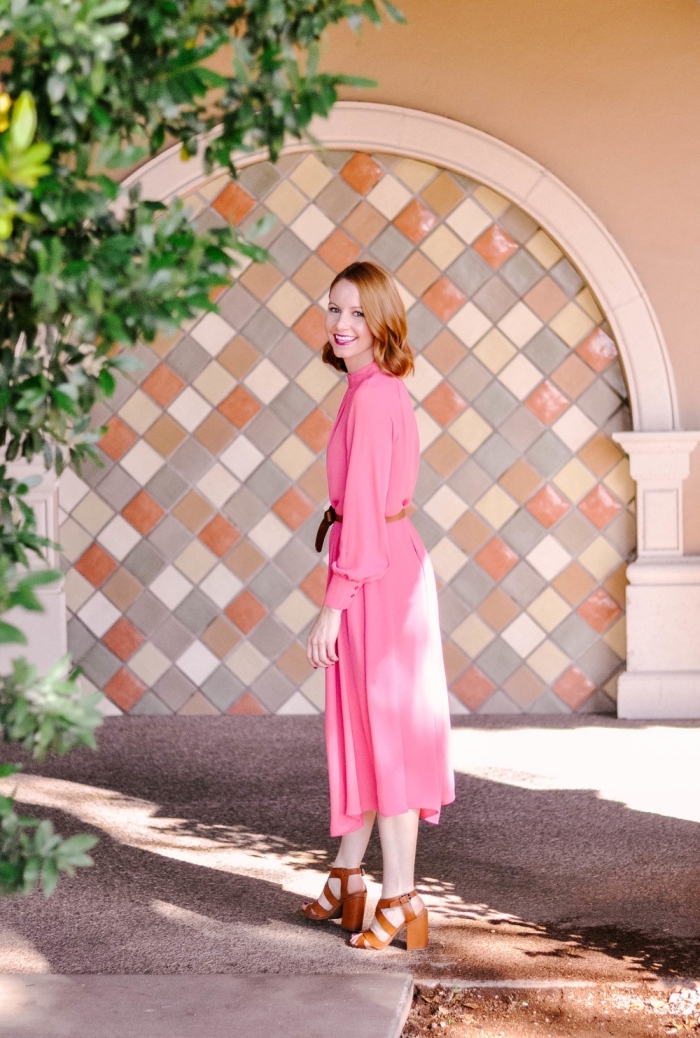 robe invitée mariage, coupe de cheveux courte de couleur cuivrée, maquillage aux lèvres rouges