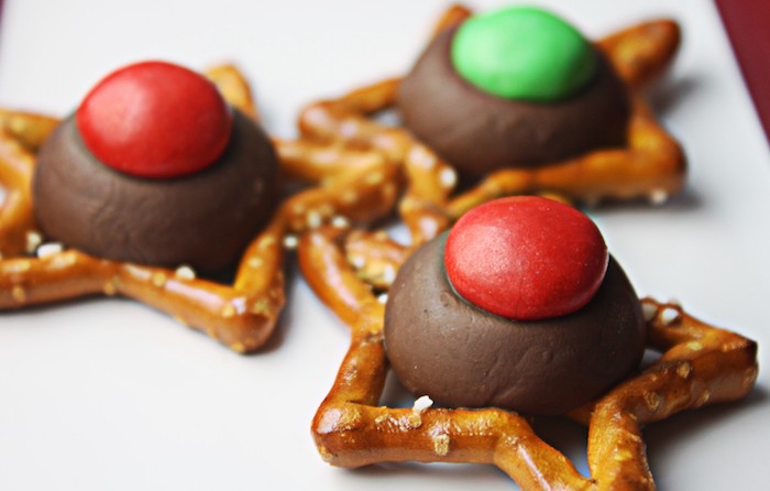 sables de noel avec bretzels, bonbons au chocolat et bonbons mm rouges et verts, recette simple et rapide