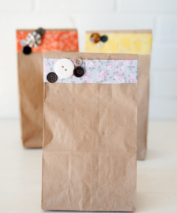 sachet kraft décoré de bande de tissu à imprimé floral et boutons de couleurs diverses, idée emballage simple
