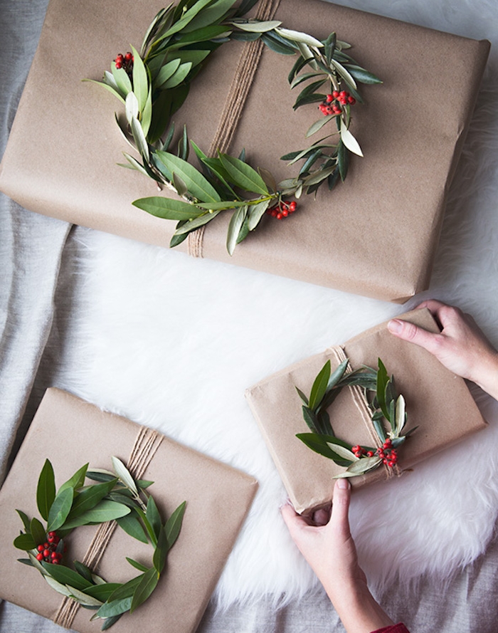 boite cadeau noel en papier kraft et couronne de branches avec houx idée de décoration cadeau simple, ficelle de chanvre