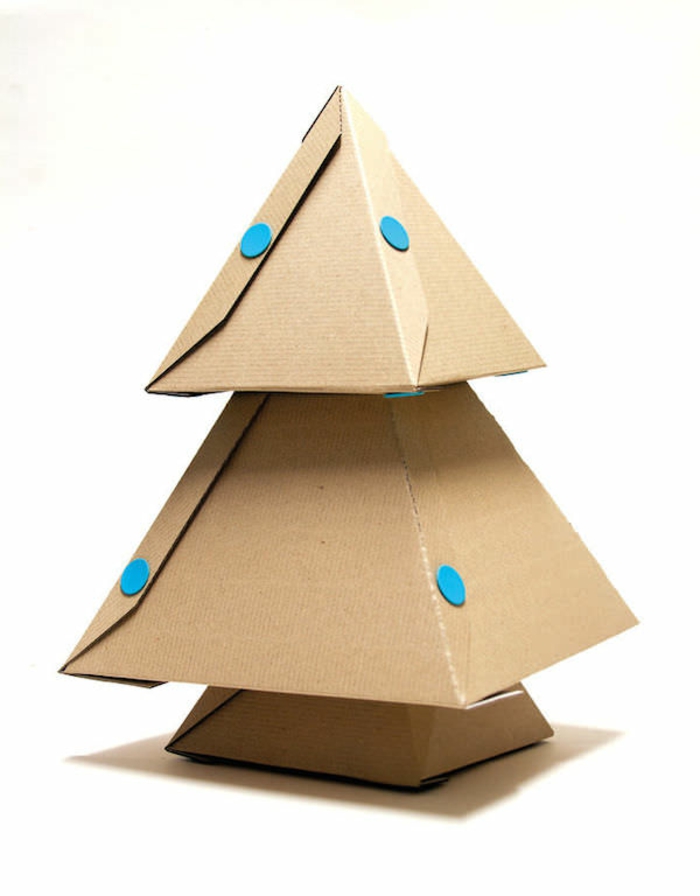 sapin de noel original, trois pyramides superposées formant un sapin en carton