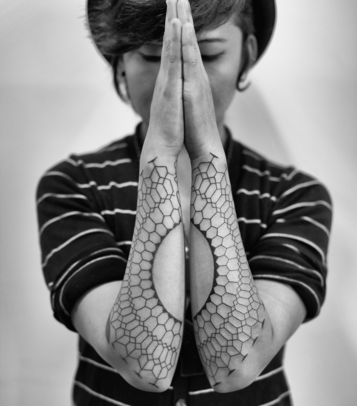 tatouage avant bras femme, modèle de tatouage à design géométrique et aux motifs ethniques