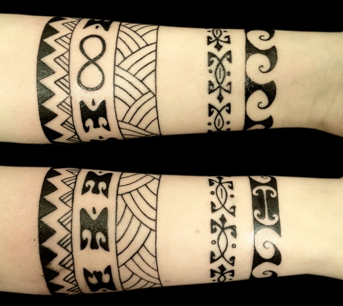 tatouage tribal, art corporel en encre sur les bras, tatouage à design ethnique aux motifs géométriques d'imitation bracelets