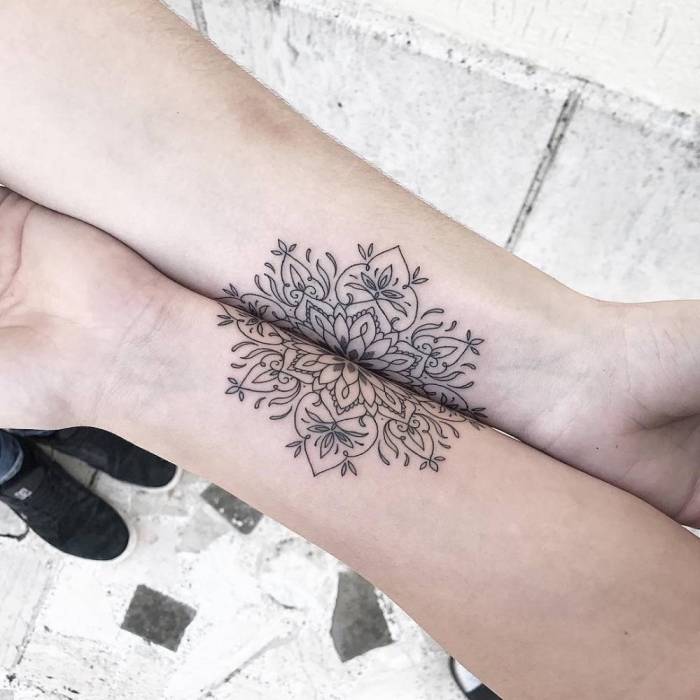 les plus beau tatouage, dessin complémentaire en encre sur les bras à design mandala florale