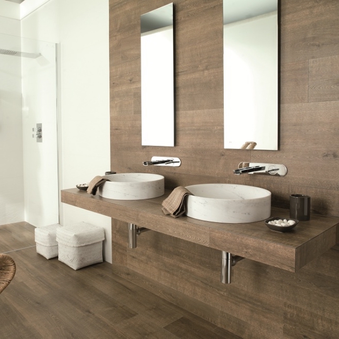 meuble salle de bain double vasque, déco en blanc et bois clair avec finitions métalliques et miroir rectangulaire