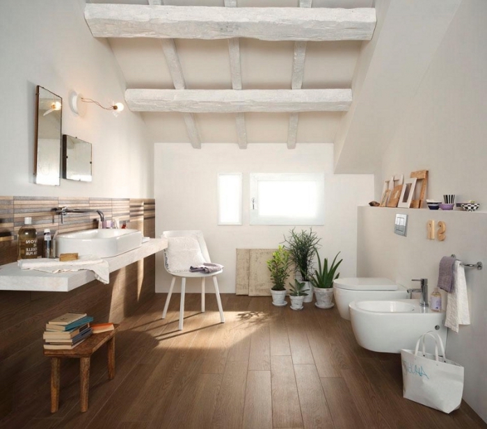 revetement de sol salle de bain, déco rustique avec plafond en bois et plancher, salle de bains aux murs blancs et bois
