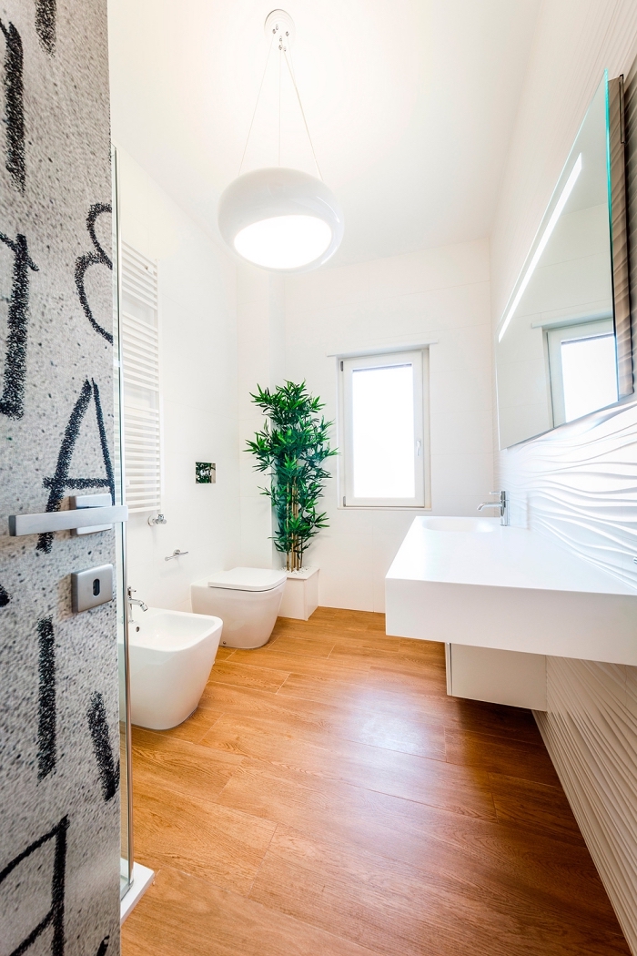 meuble sous vasque salle de bain, déco en blanc et bois avec plantes vertes et porte grise à lettres noires