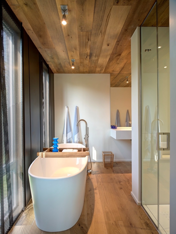 plancher salle de bain, aménagement pièce aux murs blancs et plafond en bois massif avec portes coulissantes noires