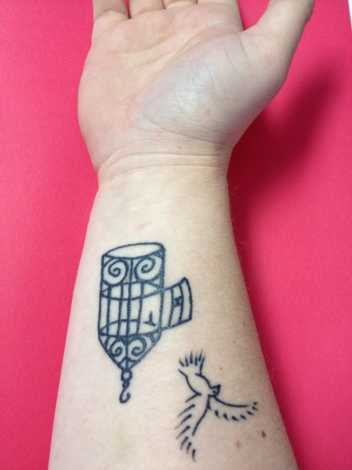 idée tatouage qui signifie la liberté cage oiseaux ouverte tattoo poignet