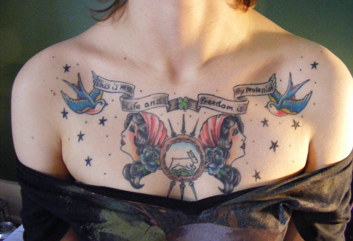tatouage symbole liberté femme tattoo poitrine femme hirondelles old school