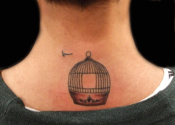 tatouage liberté symbole cage oiseau ouverte tattoo nuque homme