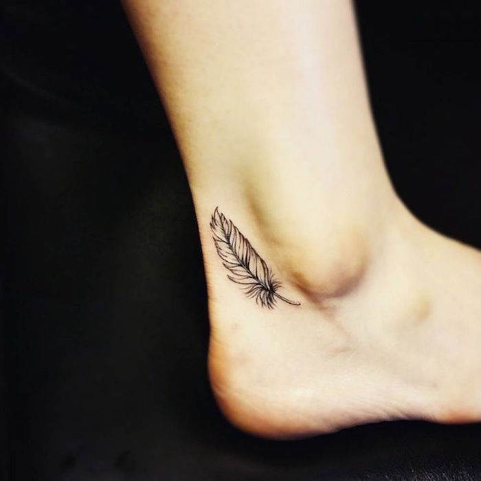 tatouage courage tattoo voyage idée tatouages force plume cheville femme