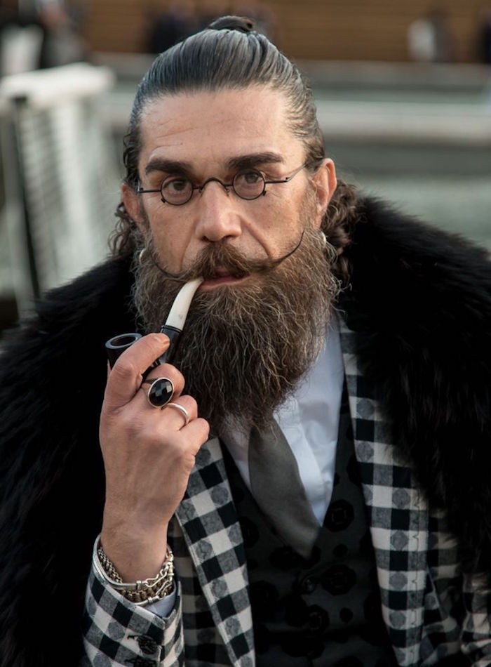 homme dandy hipster cheveux longs avec chignon homme man bun et longue barbe