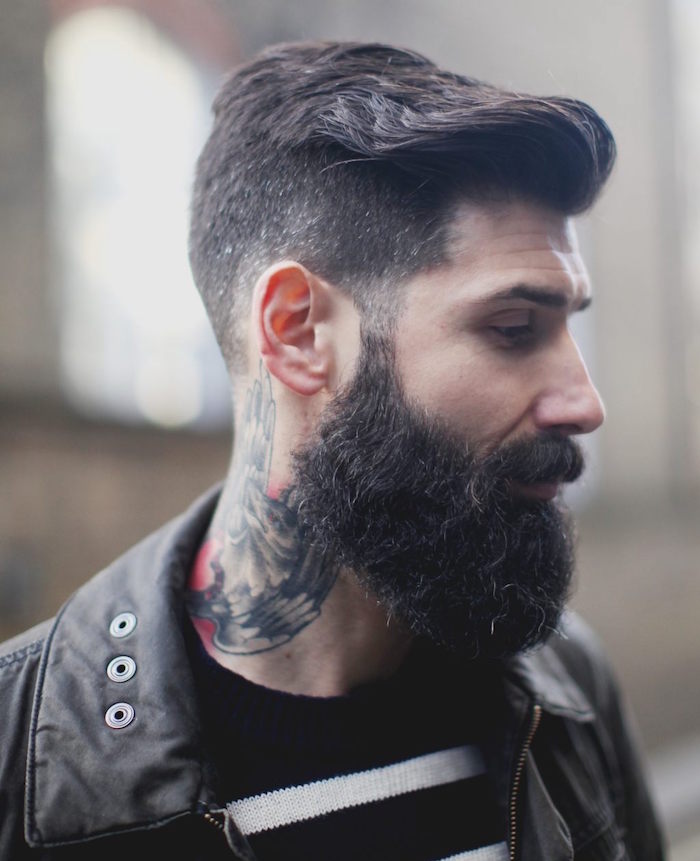 barbe et cheveux court tatouage cou hipster
