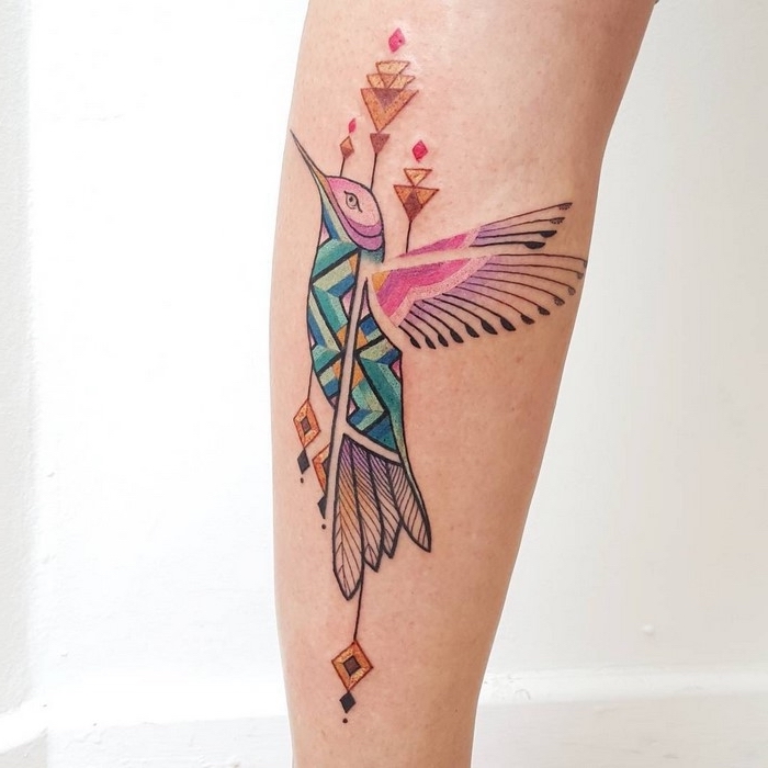 modele tatouage femme, dessin en encre sur le bras à design oiseau et motifs géométriques