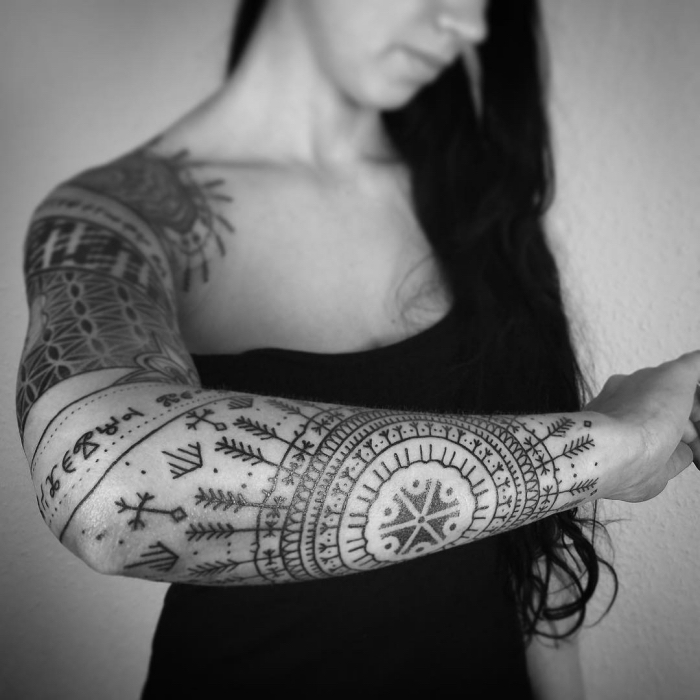 tatouage femme avant bras, dessin en encre à design mandala avec flèches et symboles tribal