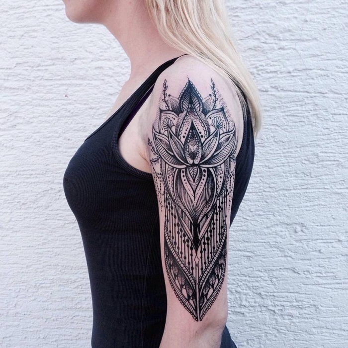 tatouage epaule, dessin en encre sur la peau à design floral et ethnique, tattoo tribal pour femme
