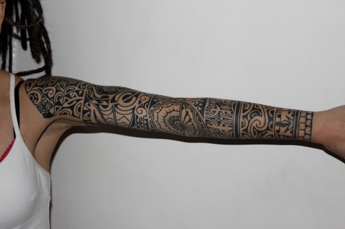 modele tatouage femme, dessin sur le bras entier aux motifs ethniques, tatouage symbolique avec motifs géométriques