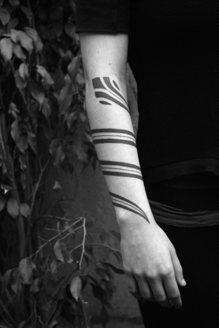 modèle de tatouage sur le bras, art corporel pour homme à design ethnique et lignes géométriques