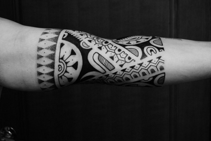 tatouage homme, art corporel à design ethnique, idée tatouage sur le bras pour homme