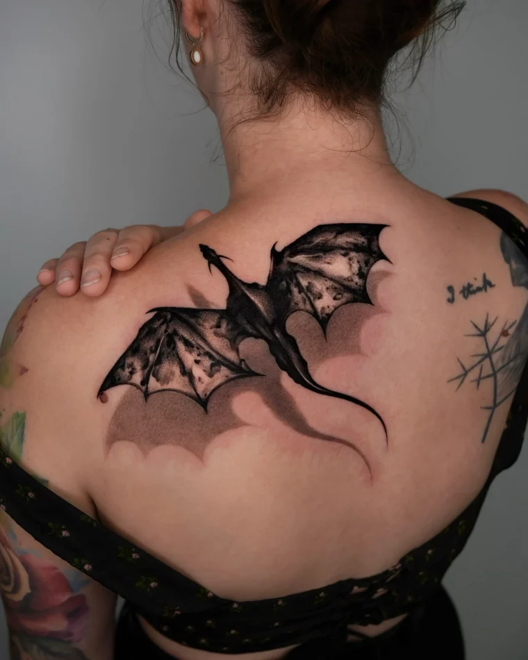 tatouage dragon dos femme dessin fantasy ailes etre volant