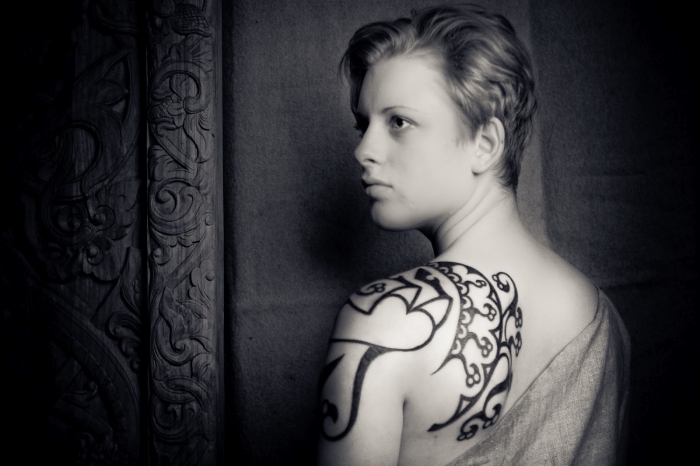 modele de tatouage sur épaule et dos aux motifs ethniques, idée tatouage à design tribal pour homme et femme