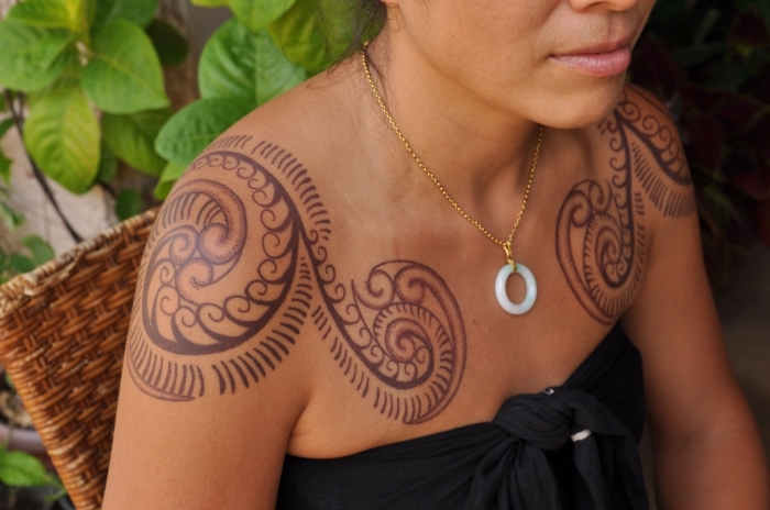 modele de tatouage, dessin sur les épaules aux motifs ethniques, tatouage pour femme aux motifs volutes
