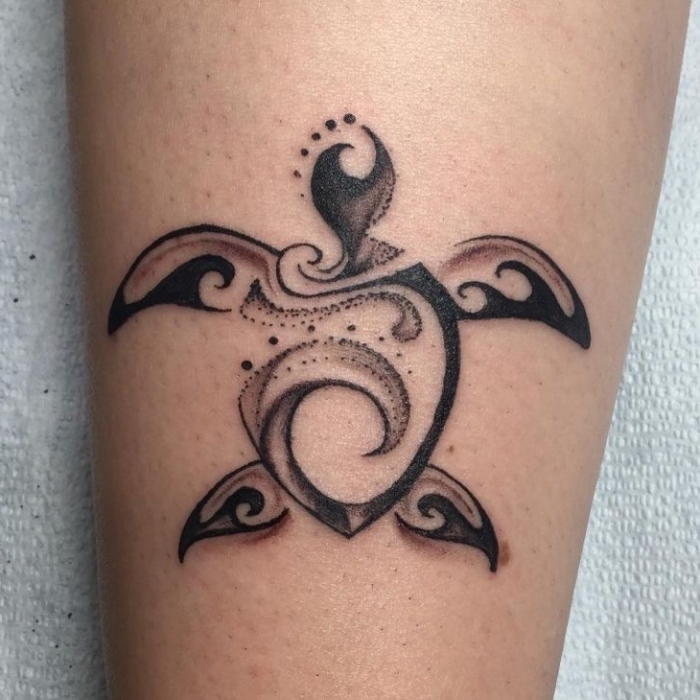 tatoo femme, petit dessin sur jambe ou bras à design tortue de mer et symboles ethniques