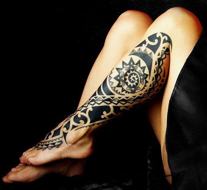modele tatouage femme, dessin sur les jambes aux motifs tribal, tattoo à design ethnique pour femme