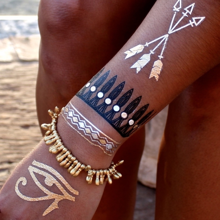 tattoo temporaire en henné noir et stickers dorés, tattoo imitation bijoux pour femme à design ethnique