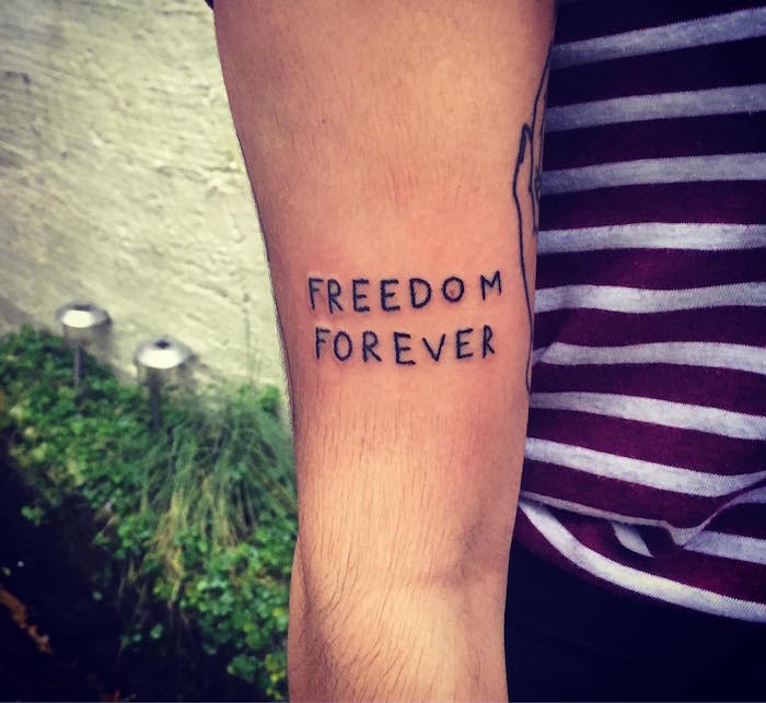 symbole liberté tatouage simple freedom forever bras homme